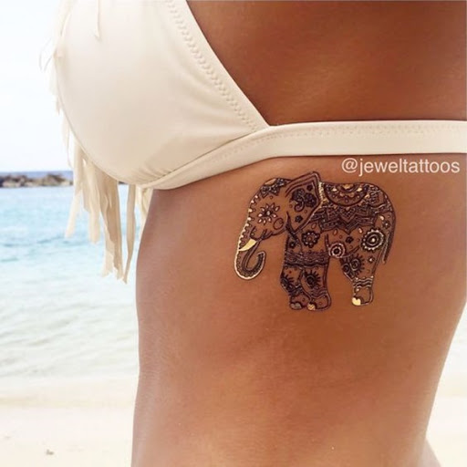 Outro exemplo de um elefante com a mandala de padrões é retratada em preto e branco de tinta.