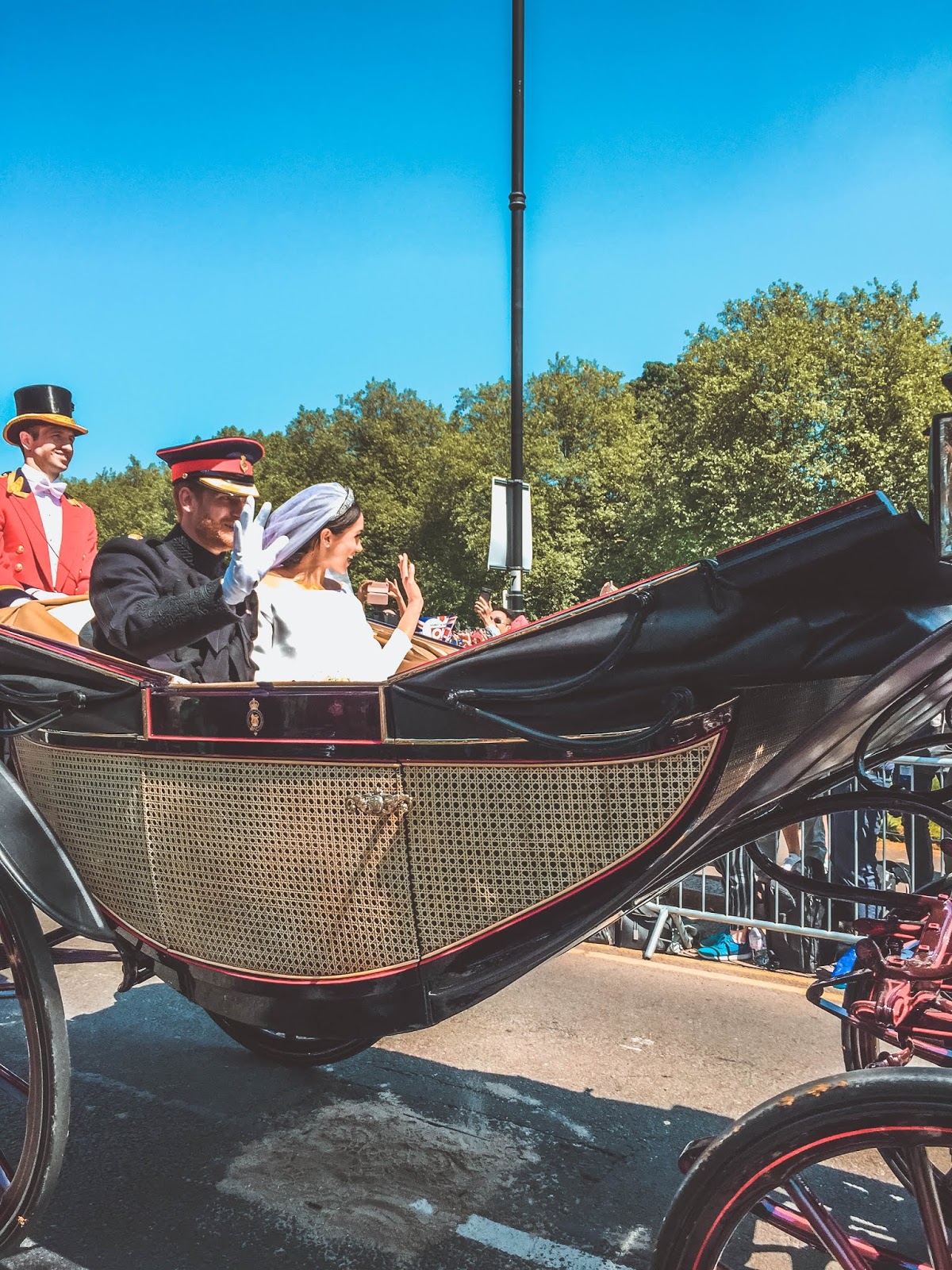 prince-harry-and-meghan-markle-in-carriage