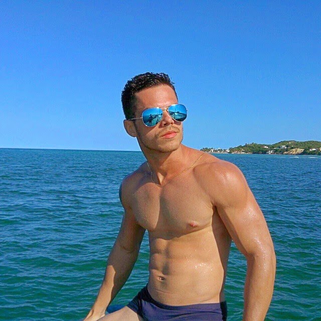 Nil Menezes aproveitou o dia ensolarado para ir à praia de Piranji, no RN Foto: Arquivo pessoal