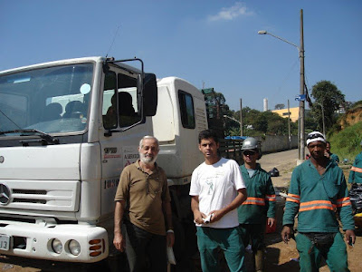 Mitsiotis com os funcionários da empresa responsável por limpar o terreno