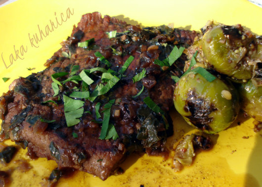 Tender pork chops with wine and parsley by Laka kuharica: succulent pork chops in aromatic sauce.