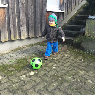 Christkind spielt Fußball