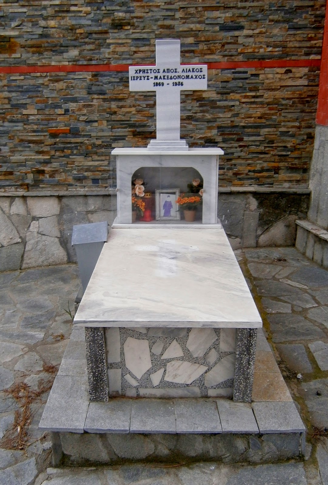 το ταφικό μνημείο του Χρήστου Λιάκου στον άγιο Παντελεήμονα Φλώρινας