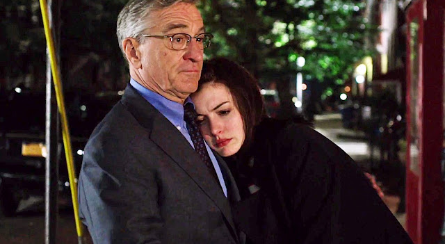 Anne Hathaway é chefe de Robert De Niro no primeiro trailer de Um Senhor Estagiário