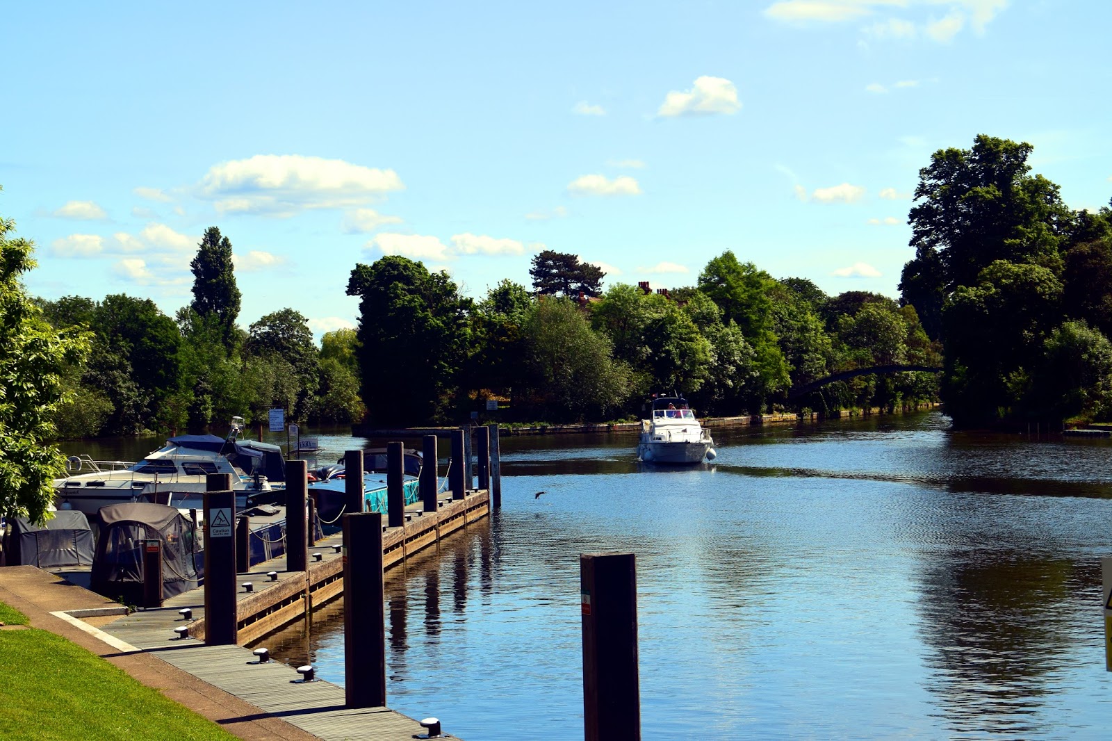 Enjoy your time with beautiful places Towards to Shepperton Lock on