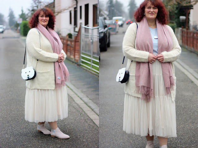 Winterfarben im Fokus - ü30Blogger & Friends auf Ü50 Mode und Lifestyle Blog, Winterlook, hellblauer Pulli, Outfit mit Tüllrock, Kate Spade Tasche