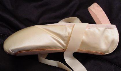Does anybody know how to loop tie pointe shoes? : r/BALLET