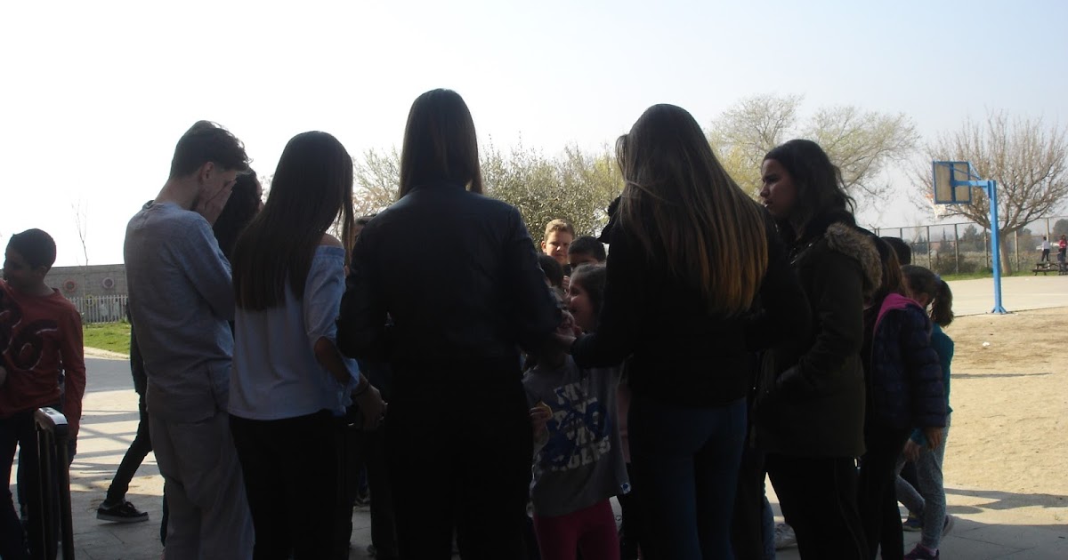 Bloc del Cicle Mitjà del Sant Jordi ALUMNES DE 4T D'ESO ENS FAN JOCS AL PATI