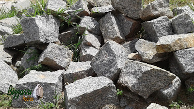 Pedra para parede de pedra tipo rachão de granito com corte manual na cor cinza escuro.
