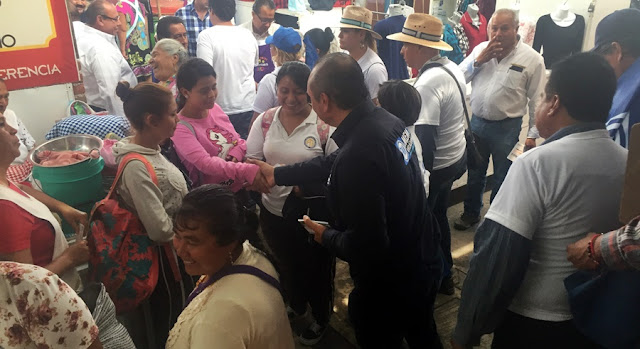 Memo Velázquez recorre el mercado Benito Juárez para conocer las necesidades de los comerciantes