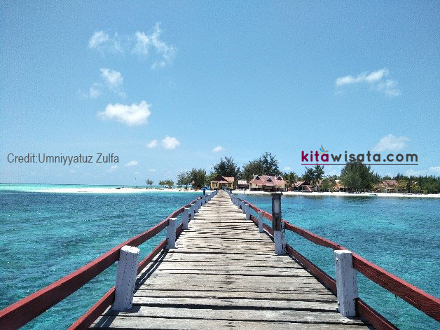 Pulau Taman Nasional Takabonerate dilihat dari jauh Pulau Taman Nasional Takabonerate dilihat dari jauh