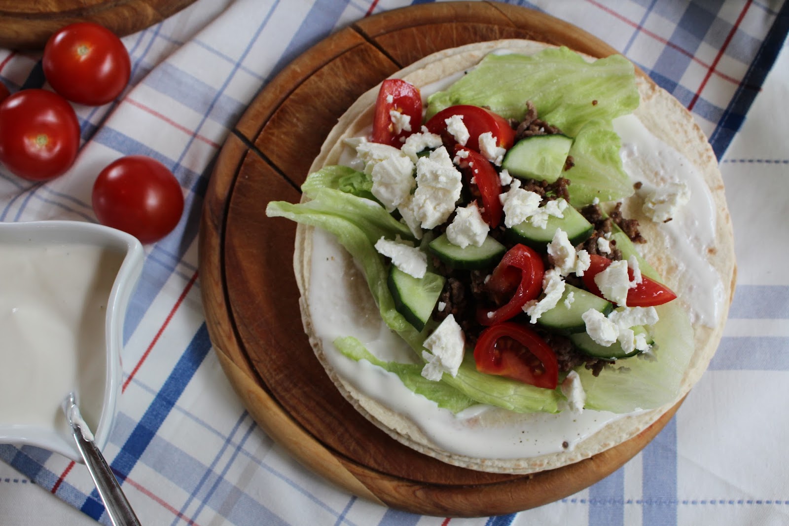 Tortilla Wraps mit pikantem Rinderhack, Tomaten, Gurke und Schafskäse ...