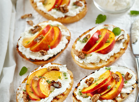 Bruschetta z ricottą, nektarynkami i miodowo-miętowym sosem