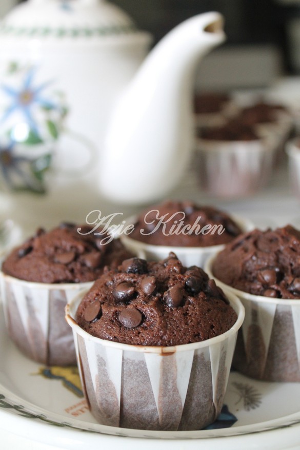 Super Easy Rich Chocolate Chips Muffin