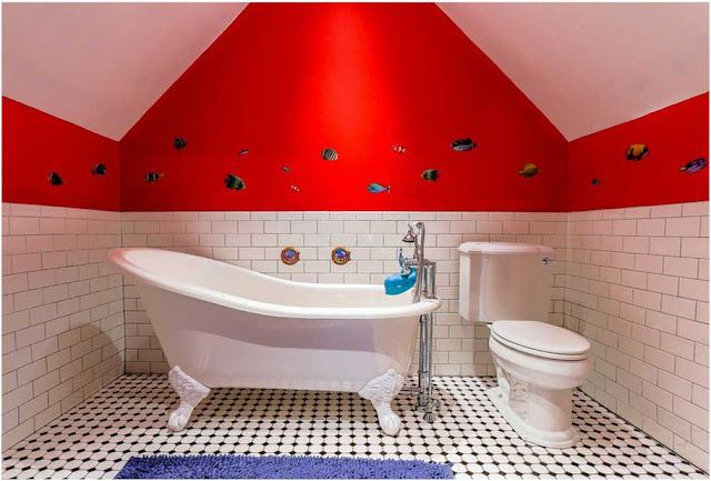 Kinder-badezimmer-weiss-rot-Klauenfuß-Wanne-zweiteilige-Toilette-weiße-Fliese-U-Bahn-Fliese-und-rote-Wände
