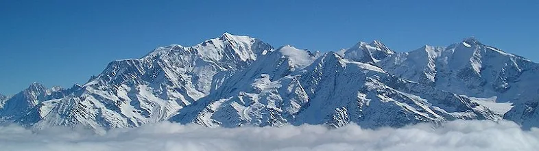 Mont Blanc, puncak tertinggi di Eropa Barat, menandai perbatasan dengan Italia.