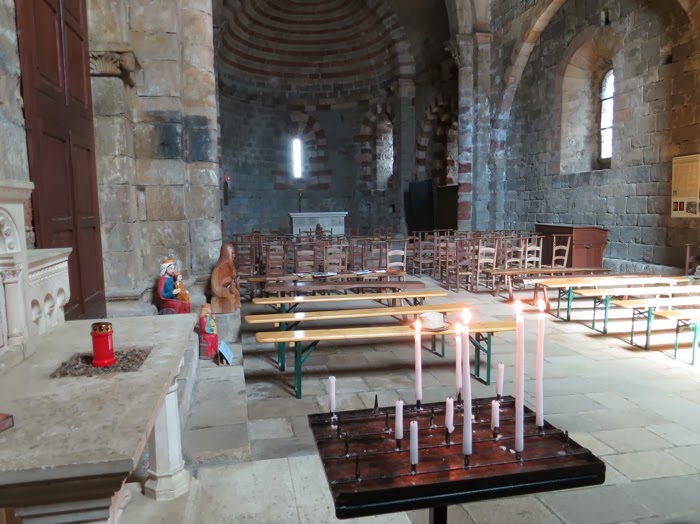 Intérieur de l'église de Thines