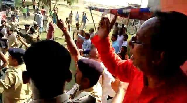 बड़ी ख़बर: भीड़ ने किया संजय जयसवाल पर जानलेवा हमला, पुलिस को करनी पड़ी फायरिंग 4