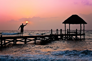 O homem deve ter o dominio praia e o belo amanhecer