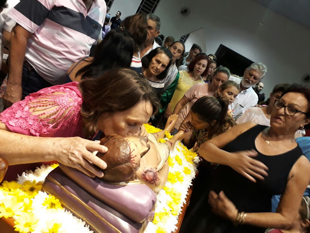 'Procissão do Senhor Morto' leva multidão às ruas de Cajobi 'Procissão do Senhor Morto' leva multidão às ruas de Cajobi