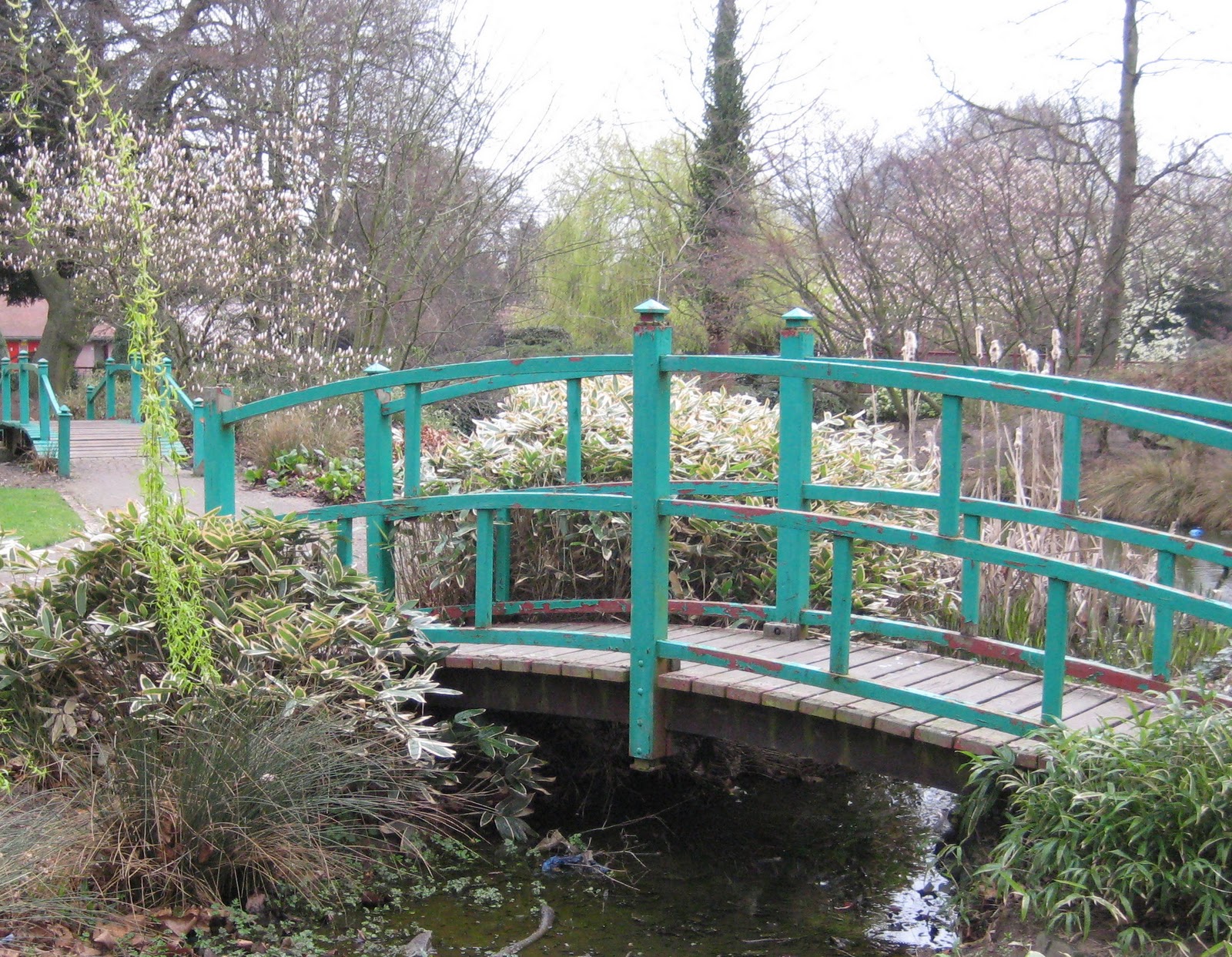 Describe a garden you visited regularly in your childhood image