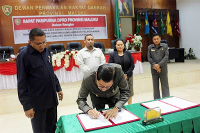 Ambon, Malukupost.com - Delapan Fraksi di DPRD Maluku menerima dan menyetujui Rancangan Peraturan Daerah (Ranperda) tentang pertanggungjawaban pelaksanaan APBD Provinsi Maluku tahun anggaran 2017.     Delapan fraksi tersebut antara lain dari Partai Gerindra, Golkar, PKS, Nasdem, Demokrat, Hanura, PPP dan PDI-P.  