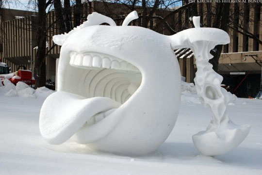 Apfel Schneeskulptur mit großem Mund witzig