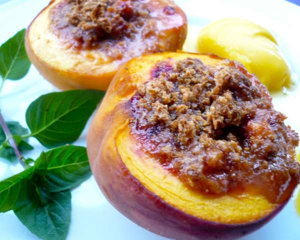 Ροδάκινα γεμιστά με Amaretto