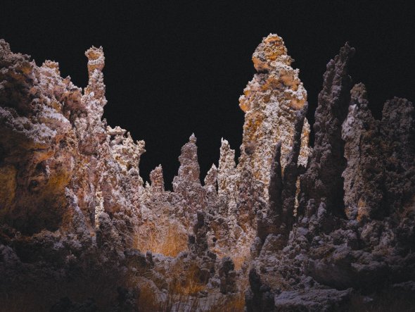 Lux Noctis - As fotografias com paisagens montanhosas noturnas iluminadas por drones de Reuben Wu Reuben Wu arte fotografia paisagens natureza noite luzes drones paisagens