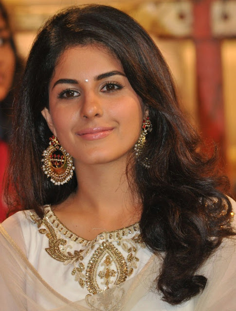 Isha Talwar Looks Gorgeous At Telugu Film “Raja Cheyyi Vesthe” Audio Launch Event In Hyderabad