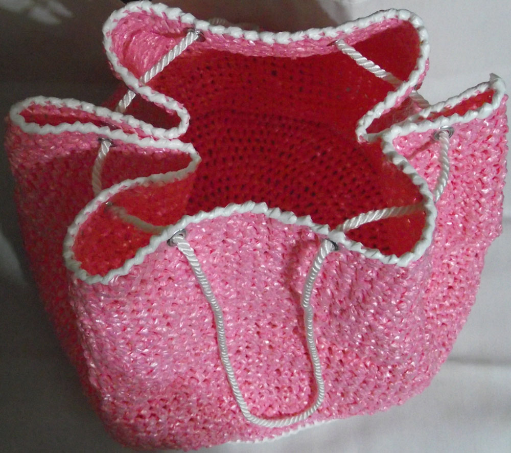Plastique Recreations: Pat's Powerful Pink Plarn Tote