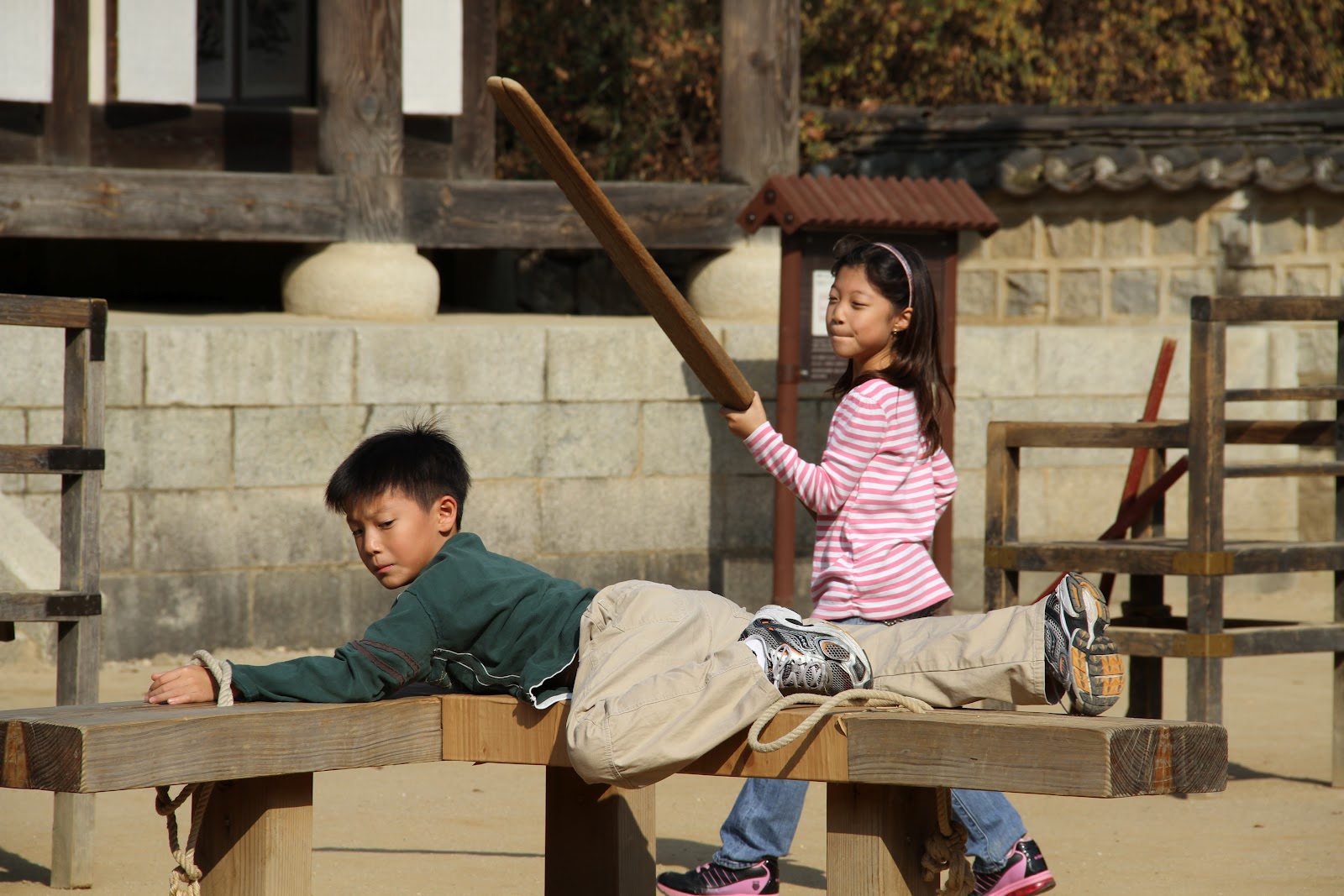 Наказание в 5 классе. Наказание детей в школе Китай. Наказания в китайских школах. Телесные наказания в школах Кореи. Школьные наказания в Южной Корее.