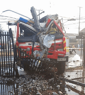 Comunicado de cuerpo de bomberos de Lautaro referente a un accidente entre una bomba de la tercera compañía y un vehículo particular en Lautaro