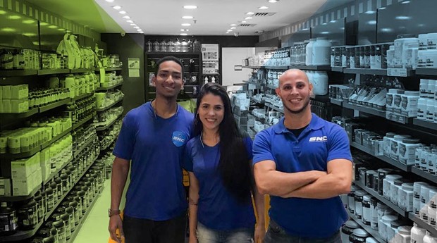 foto-de-alguns-franqueados-de-franquia-de-100-mil SNC quer que lojas da rede tenham equipe mais diversa. Na imagem, time responsável por uma unidade no Rio (Foto: SNC/Divulgação)