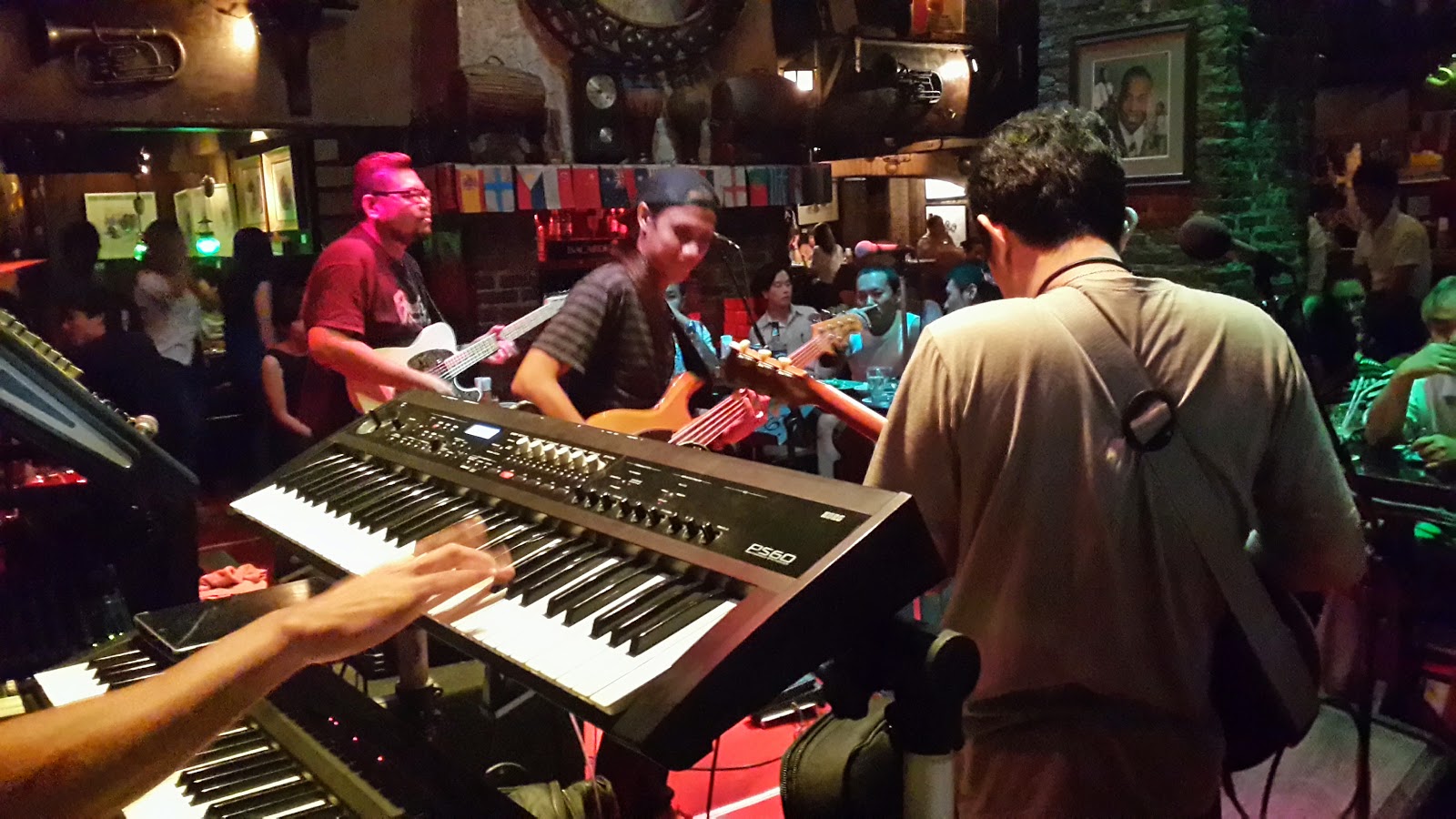 한러커플의 태국 사는 이야기>>> 방콕 재즈바의 자존심 색소폰, 그리고 잭리 Jazz Bar Saxophone