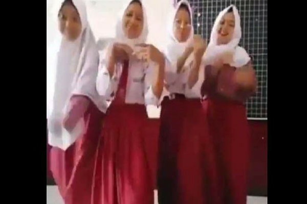 Siswi SD ini Dihujani Hujatan Warganet Gara-gara Buat Video yang `Tak Pantas` Siswi SD ini Dihujani Hujatan Warganet Gara-gara Buat Video yang `Tak Pantas`