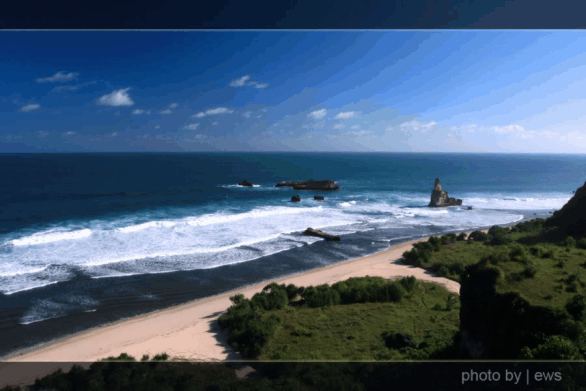 Pantai Srau, Tempat foto prewedding dan surfing di Pacitan