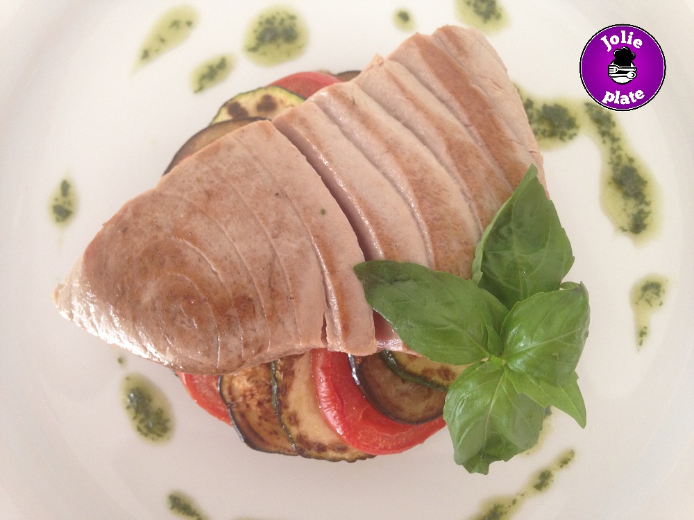 Jolie Plate Pavé de thon snacké à la plancha, légumes de Provence et pistou au basilic
