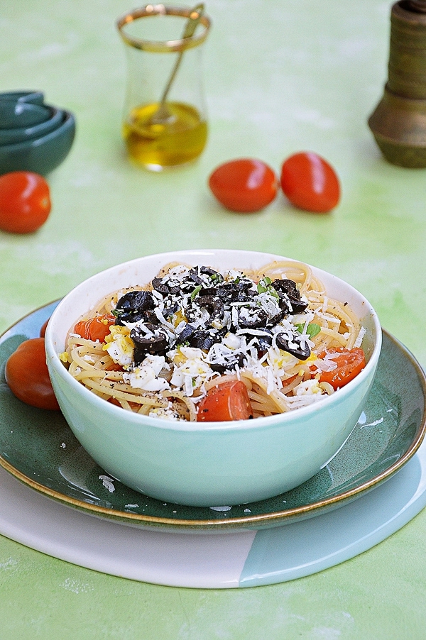 Spaghetti z pomidorkami, jajkiem na twardo i oliwkami