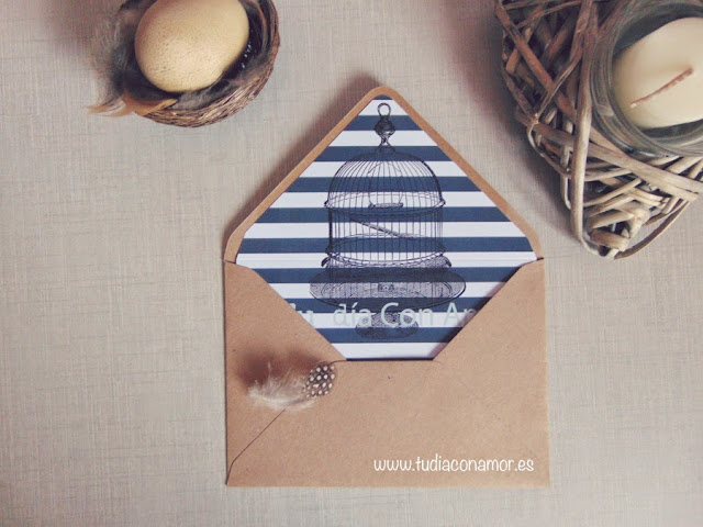 Sobre con solapa en líneas blancas y azuladas con diseño de sello estampado vintage