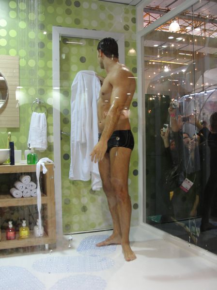 Ex-BBB Eliezer pelado em feira de beleza