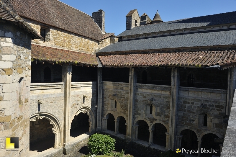 le cloitre de carennac depuis la galerie haute photo pascal blachier