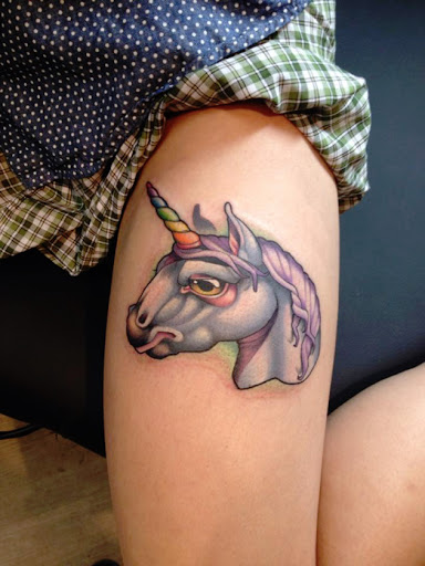 Essa tatuagem de alta na coxa
