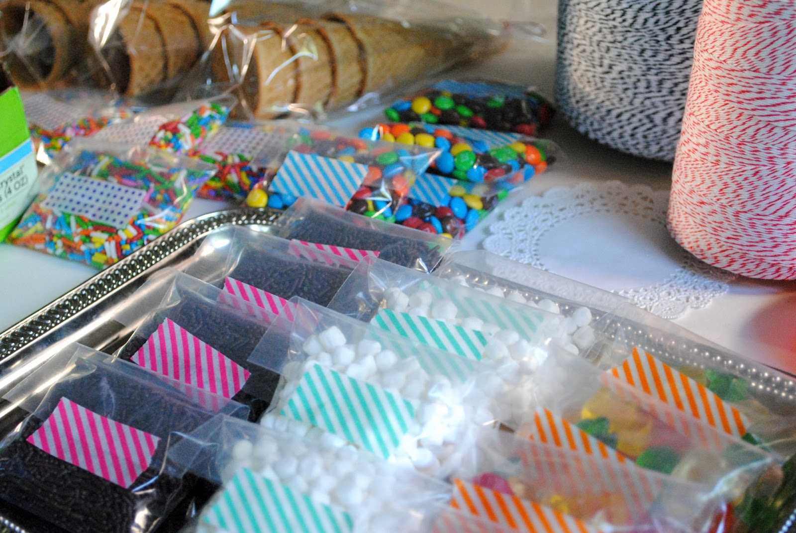 end of the year teacher gifts: DIY ice cream sundae kits | a pretty ...