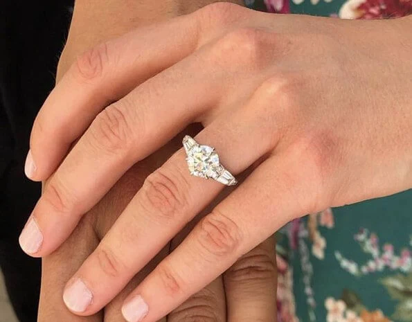 Zimmermann Allia floral linen midi dress. Beatrice’s engagement ring, was designed by Edo and British jewellery designer Shaun Leane