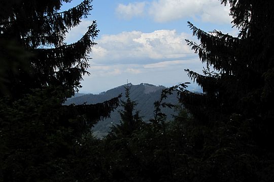 Mravečník (993 m n.p.m.) widoczny z Pupova. Mravečník (993 m n.p.m.) widoczny z Pupova.