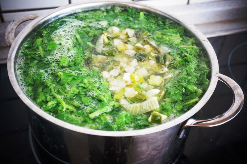 La cuisine de Simona Supa crema de frunze de ridichi. Soupe de fanes