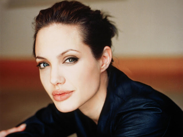 Beautiful-Hollywood-Actress-Angelina-Jolie-Desktop-HD-Wallpapers