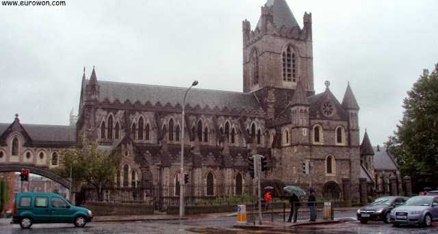 Catedral de la Santísima Trinidad de Dublín un día de lluvia