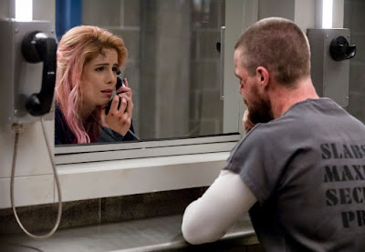Pictured (L-R): Emily Bett Rickards as Felicity Smoak and Stephen Amell as Oliver Queen/Green Arrow -- Photo: Jack Rowand/The CW -- © The CW Network, LLC. All rights reserved.